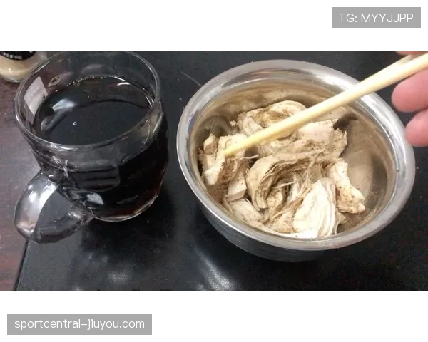 梅西家冰箱里塞满能量饮料,但晚饭只吃一块鸡胸肉 梅西家冰箱里塞满能量饮料,但晚饭只吃一块鸡胸肉